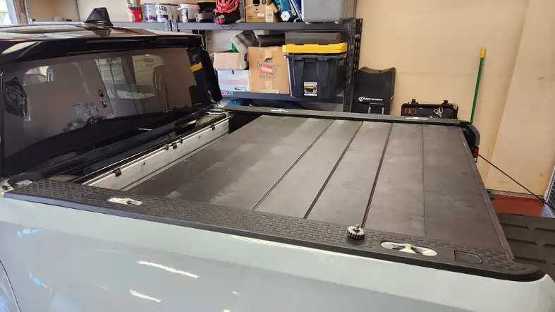 How do you fix a retractable tonneau cover