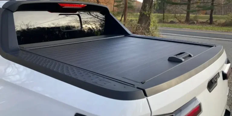 does the hyundai santa cruz come with a tonneau cover