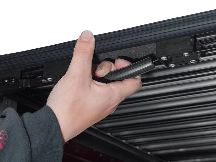 RealTruck Retrax IX Manual Retractable Tonneau Cover Review 6 Quick Release Handle